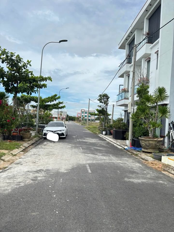 Đất Phú Đông Tuy Hòa 105m² giá 2.35 tỷ - Mặt tiền đường 12m, gần bãi tắm!