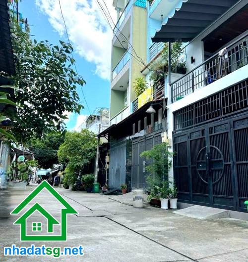 Nhà 3 tầng Tân Phú 32m² giá 3.75 tỷ - Hẻm xe tải rộng rãi, gần AEON Mall!