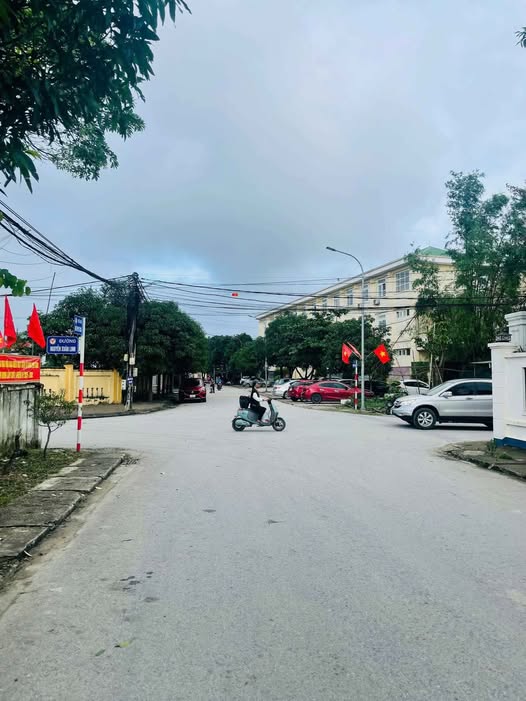 Bán nhà 2 tầng mặt đường Hồ Phi Tích, phường Đông Vĩnh, 128m² - Vị trí kinh doanh thuận lợi!