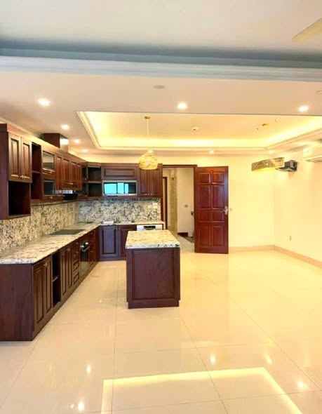 Nhà phố Gia Thụy - Nguyễn Văn Cừ 100m² giá 30 tỷ - Ô tô vào nhà, thang máy hiện đại!