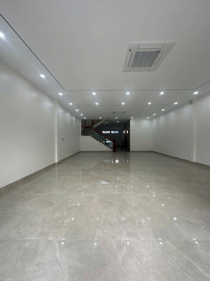 Cho thuê nhà 4 tầng mặt đường Lê Nin, TP Vinh 150m² - Vị trí đắc địa kinh doanh!