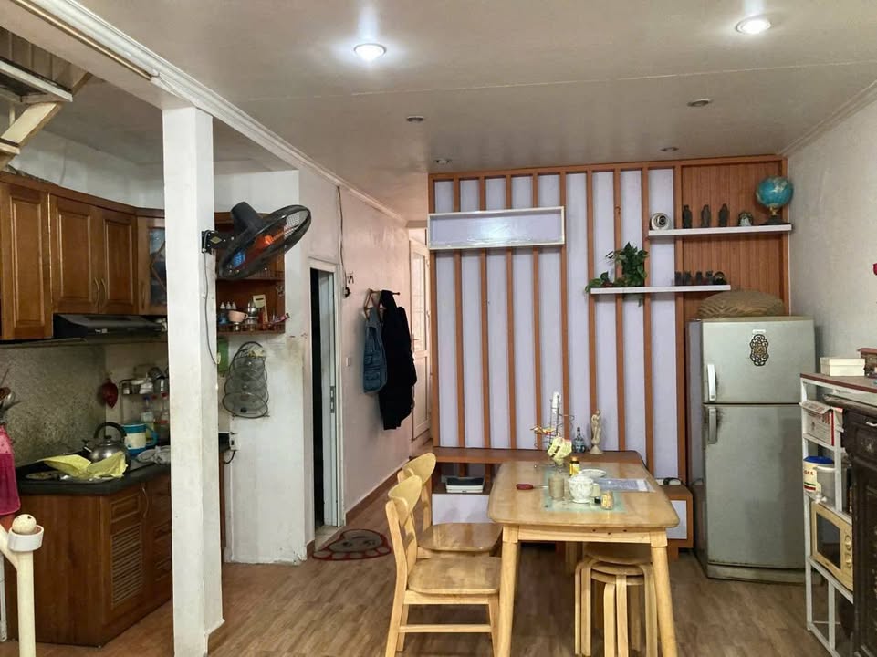 Nhà tập thể cho thuê tại ngõ 222 Lê Duẩn, Đống Đa, 82m² - Đầy đủ nội thất, chỉ việc dọn vào!