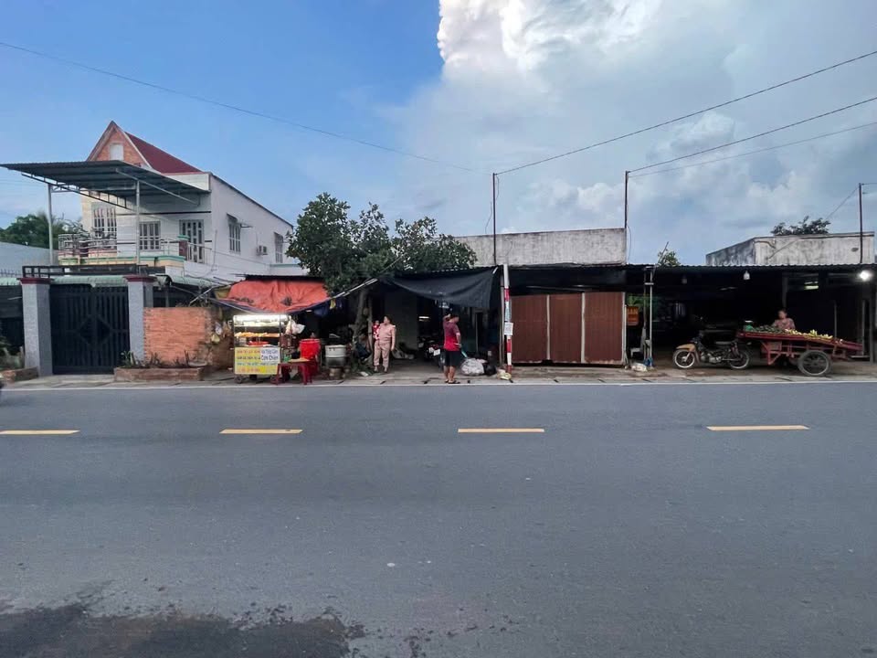 Nhà cấp 4 mặt tiền đường Đức Hòa Thượng 180m² giá 750 triệu - Kinh doanh thuận lợi!