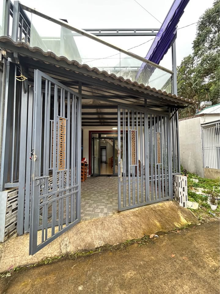 Bán nhà đường Mê Linh, Đà Lạt 75m² giá 2.65 tỷ - Sổ đỏ chính chủ, sân đậu ô tô