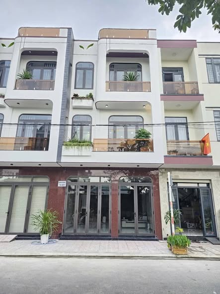 Nhà bán tại Dĩ An 68,7m² giá 5,9 tỷ - Full nội thất, gần trung tâm y tế!