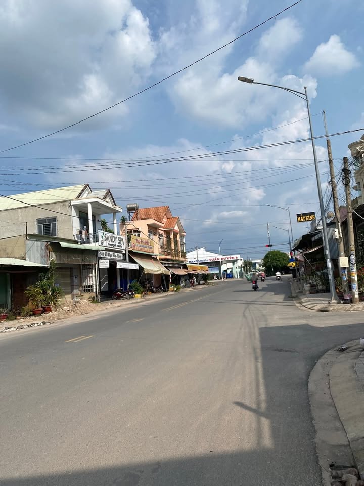 Nhà bán tại khu phố Long Thời, Tây Ninh 135m² giá 2.15 tỷ - Hướng Đông, thương lượng ngay!