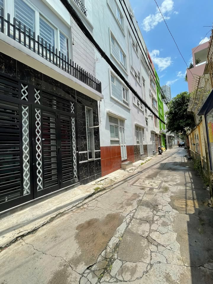 Nhà 5 tầng BTCT Phú Nhuận 40m² giá 8.99 tỷ - Đầu tư sinh lời ngay!