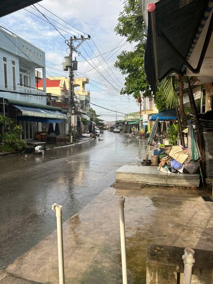 Nhà bán tại La Gi, đường Hoàng Hoa Thám, 144m² giá 4 tỷ - Kinh doanh đắc địa cạnh biển!