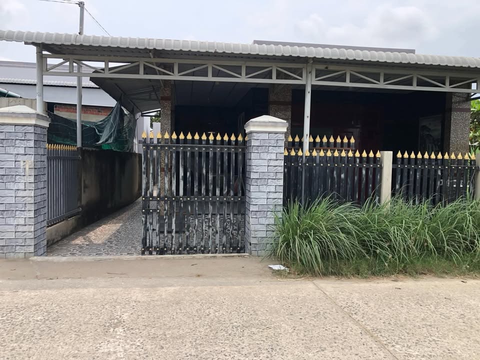 Nhà bán gấp tại xã Thạnh Phước, Bình Đại - 207m² chỉ 1.05 tỷ - Bao mới đẹp!