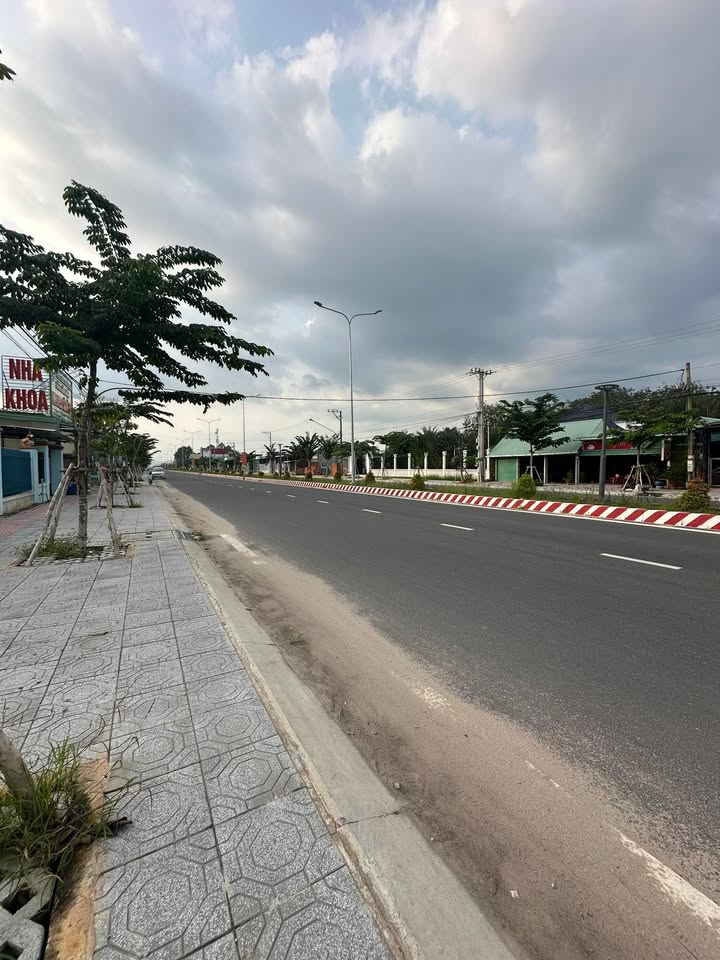 Bán đất mặt tiền ĐT749 Long Hòa 420m² giá chỉ 8.4 tỷ - Cơ hội đầu tư hấp dẫn!