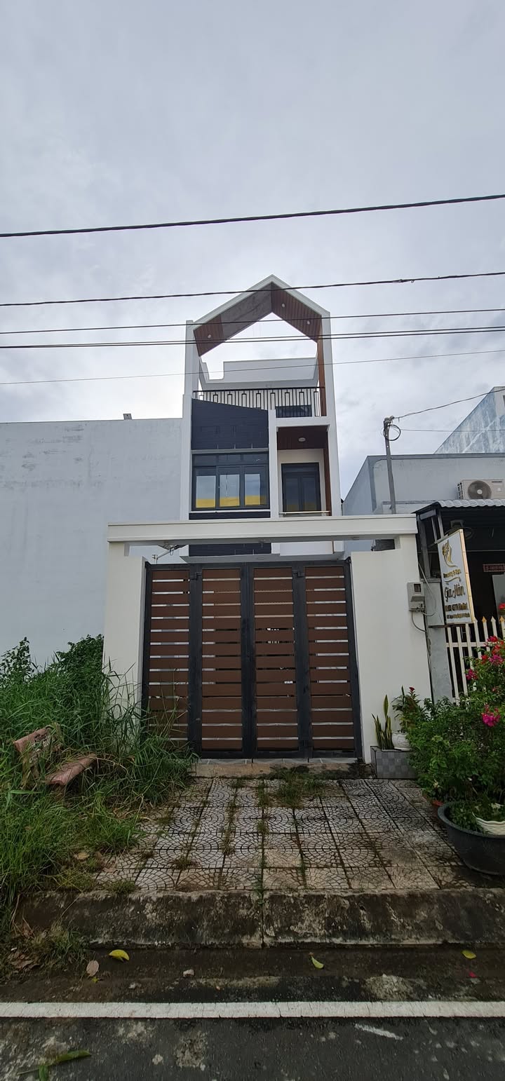 Nhà 1 trệt 2 lầu KDC Tràng An 94.5m² giá 2.8 tỷ - Sổ hồng hoàn công, đầy đủ tiện nghi!