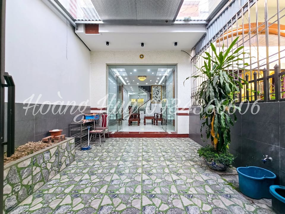 Nhà phố Trần Nguyên Hãn Lê Chân 83m² giá 5.85 tỷ - Ô tô đỗ cửa, sân riêng!