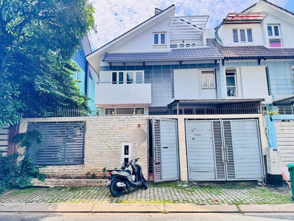 Townhouse Phú Mỹ Hưng 231m² giá 34.5 tỷ - Full nội thất, hồ bơi sang trọng!