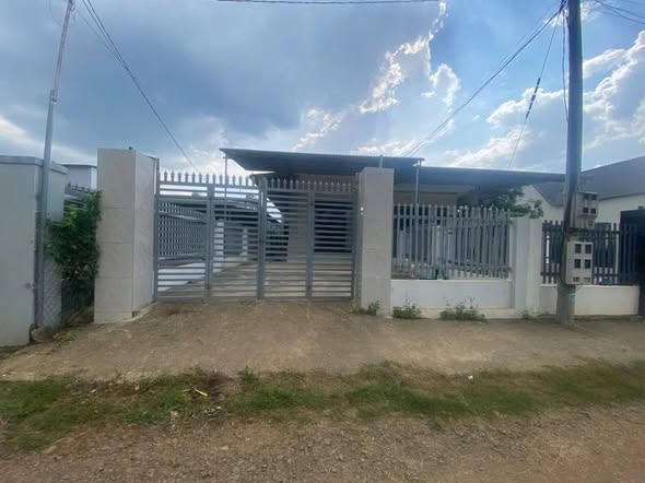 Nhà mới 100m² tại xã Ea Tiêu, huyện Cư Kuin, giá 1.4 tỷ - Khu dân cư đông đúc, gần sân bay!