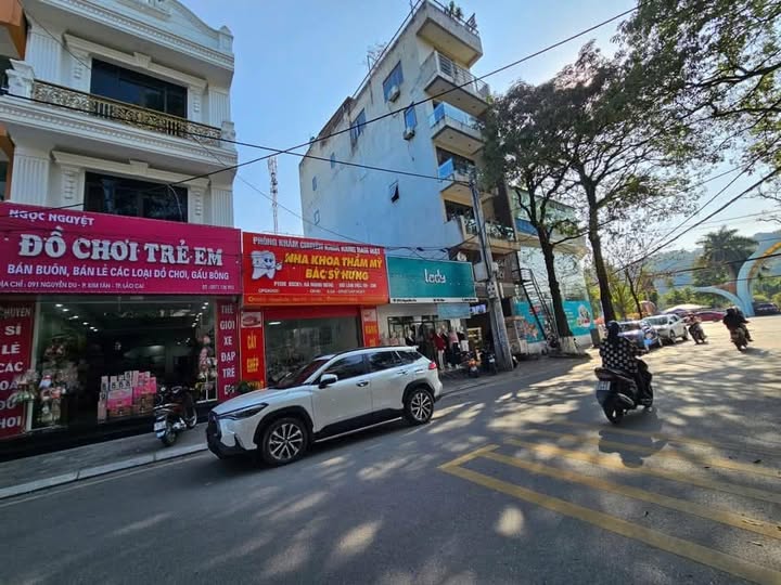 Nhà 3 tầng đường Nguyễn Du, Lào Cai 125m² - Vị trí đắc địa, thương mại sầm uất!