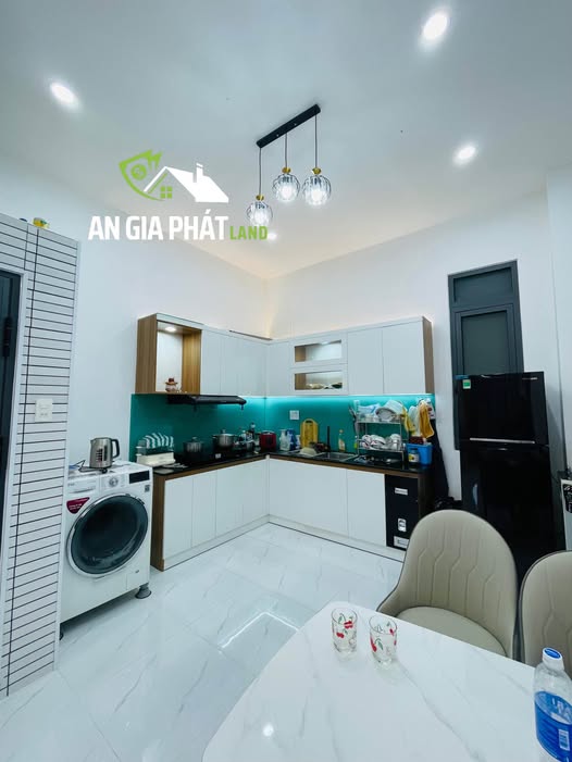 Nhà phố Đà Lạt 100m² giá 2.7 tỷ - Chính chủ bán gấp, ô tô vào tận nhà!