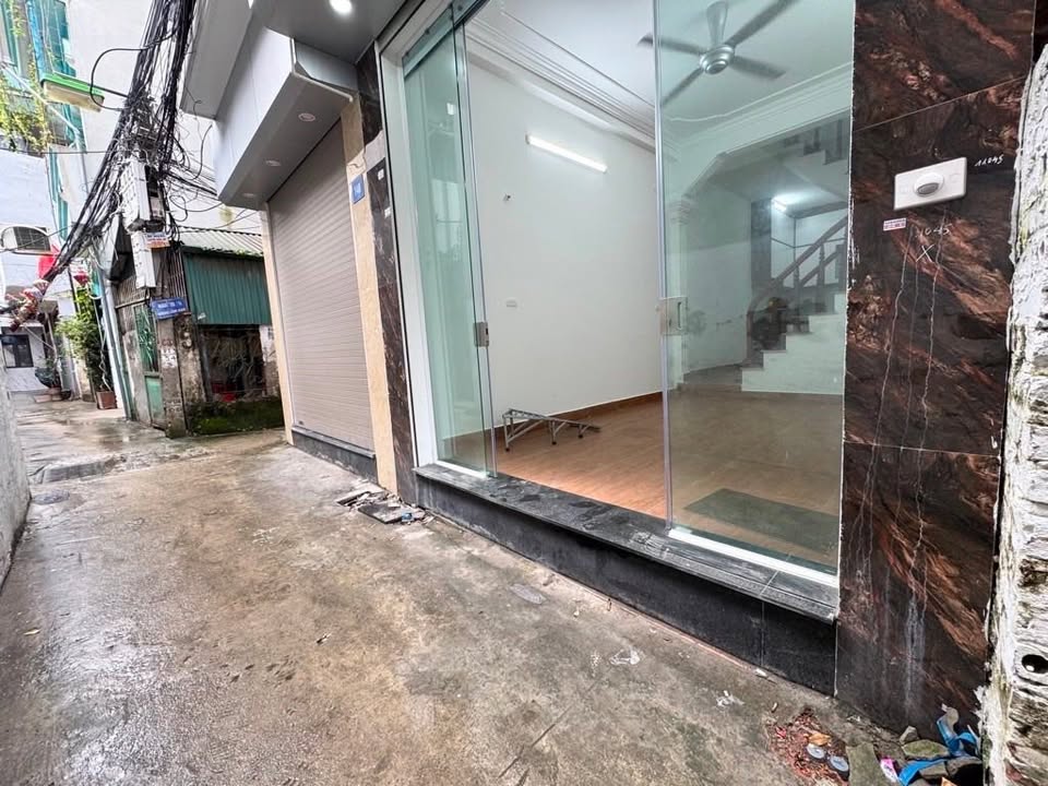 Nhà Lĩnh Nam 30m² giá 6.95 tỷ - Vị trí đẹp, thoáng đãng, gần phố!