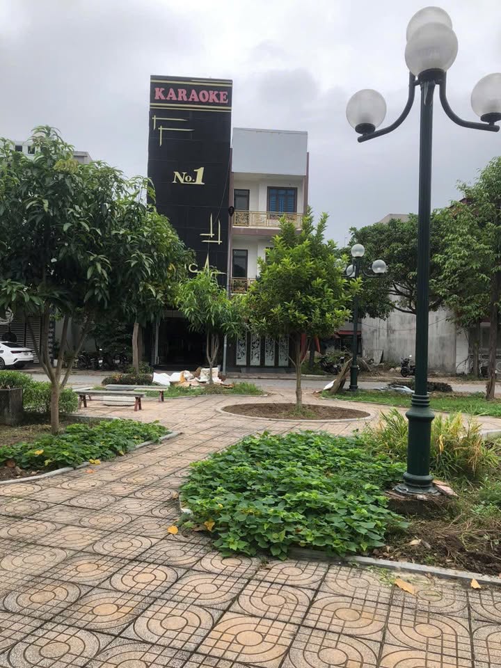 Nhà 3 tầng tại thị trấn Nham Biền, Yên Dũng 90m² giá 5.5 tỷ - Đường to đẹp, view thoáng