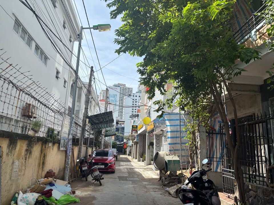 Nhà cho thuê đường Bắc Sơn Nha Trang 4 phòng ngủ giá 11 triệu - Gần biển chỉ 2 phút đi bộ!