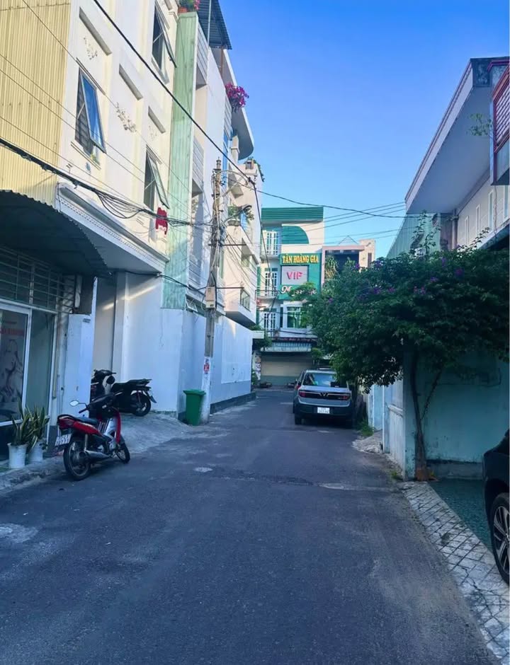 Nhà bán đường Nguyễn Thái Học, Quy Nhơn 88m² giá 5.2 tỷ - Đường ô tô vào tận nơi!