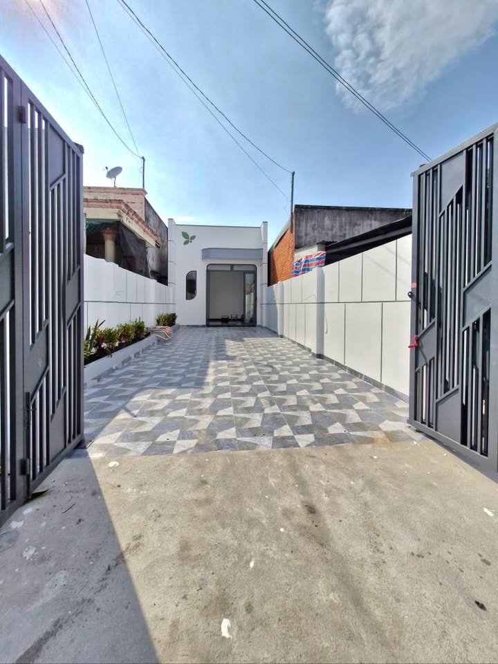 Nhà đẹp Hòa Thành Tây Ninh 128m² giá 1.05 tỷ - Hướng Đông thoáng mát!