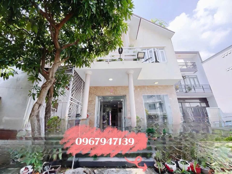 Biệt thự sân vườn đường Nguyễn Văn Quỳ quận 7, 300m² giá 17.5 tỷ - An ninh và yên tĩnh!