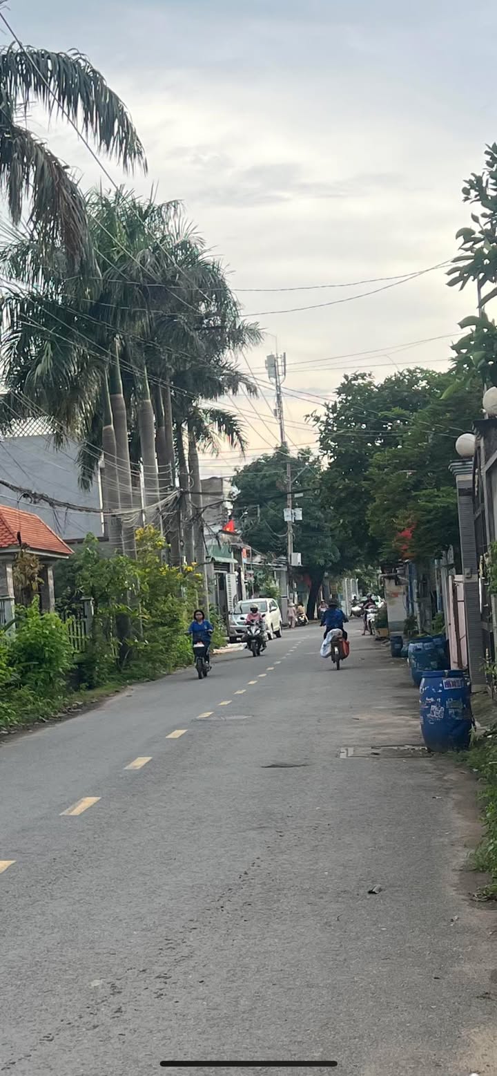 Nhà gác đúc mặt tiền kinh doanh tại Dĩ An 115m² - Vị trí lô góc thông thoáng!