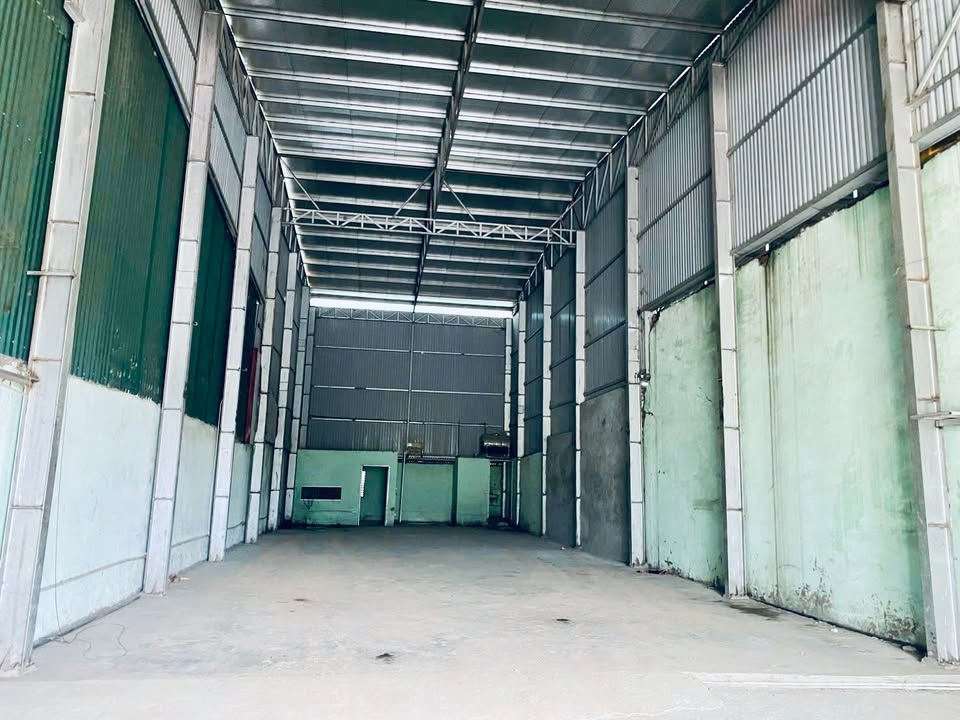 Kho cho thuê 300m² mặt đường QL6, Tiên Phương, Chương Mỹ - Giá chỉ 10 triệu/tháng!