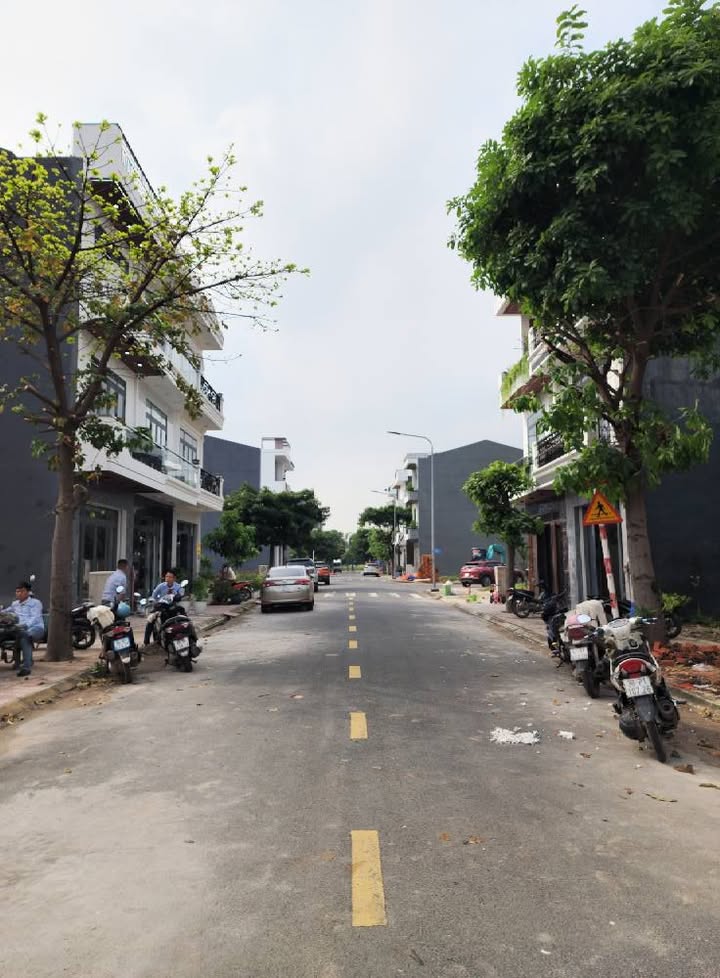 Nhà phố Bình Chuẩn 67,5m² giá 4,95 tỷ - Thiết kế hiện đại, đầy đủ nội thất!