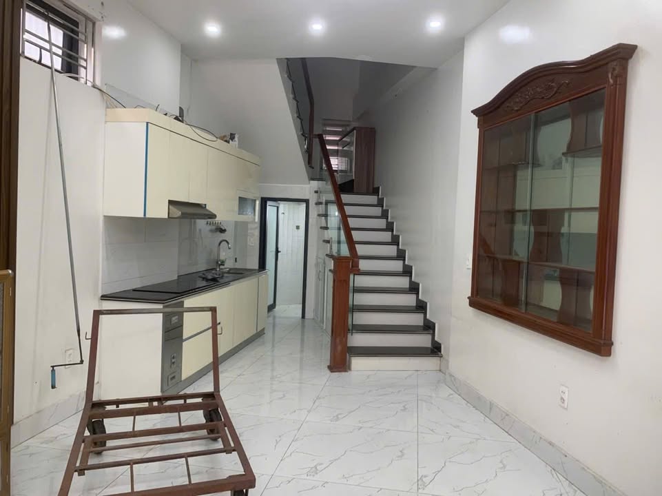 Nhà mặt đường Vũ Chí Thắng 42m² giá 10 triệu - Kinh doanh lý tưởng!