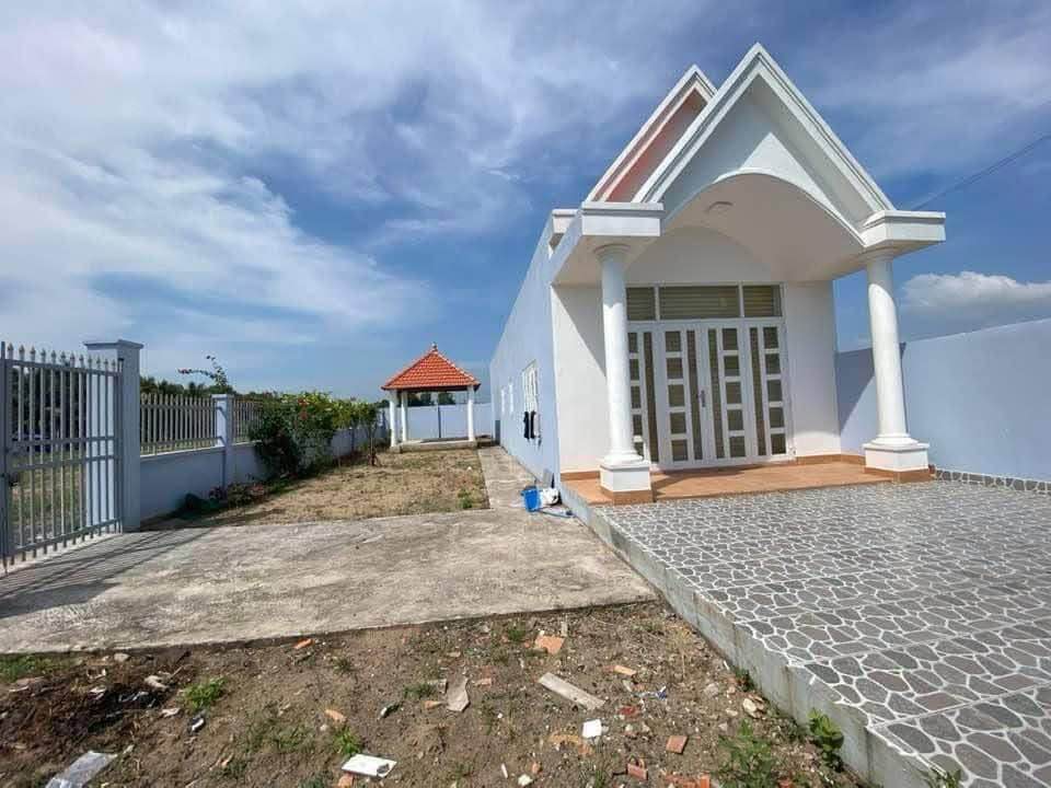 Nhà bán 311m² tại Ấp 1 Bình Đức, Bến Lức - Giá chỉ 2.4 tỷ!