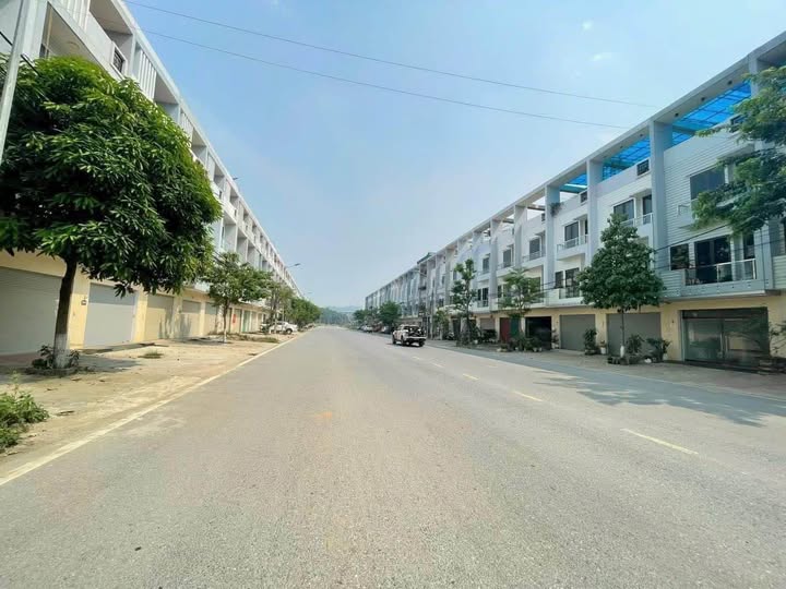 Bán nhà thô 3 tầng 1 tum mặt đường Trần Phú, Lào Cai - Diện tích 90m², giá 3.68 tỷ - Kinh doanh thuận lợi!