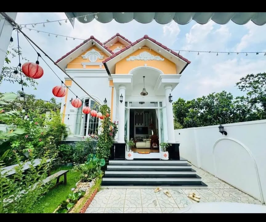 Nhà mái thái 120m² Hòa Thành giá 2.35 tỷ - Bán gấp, nội thất cao cấp!