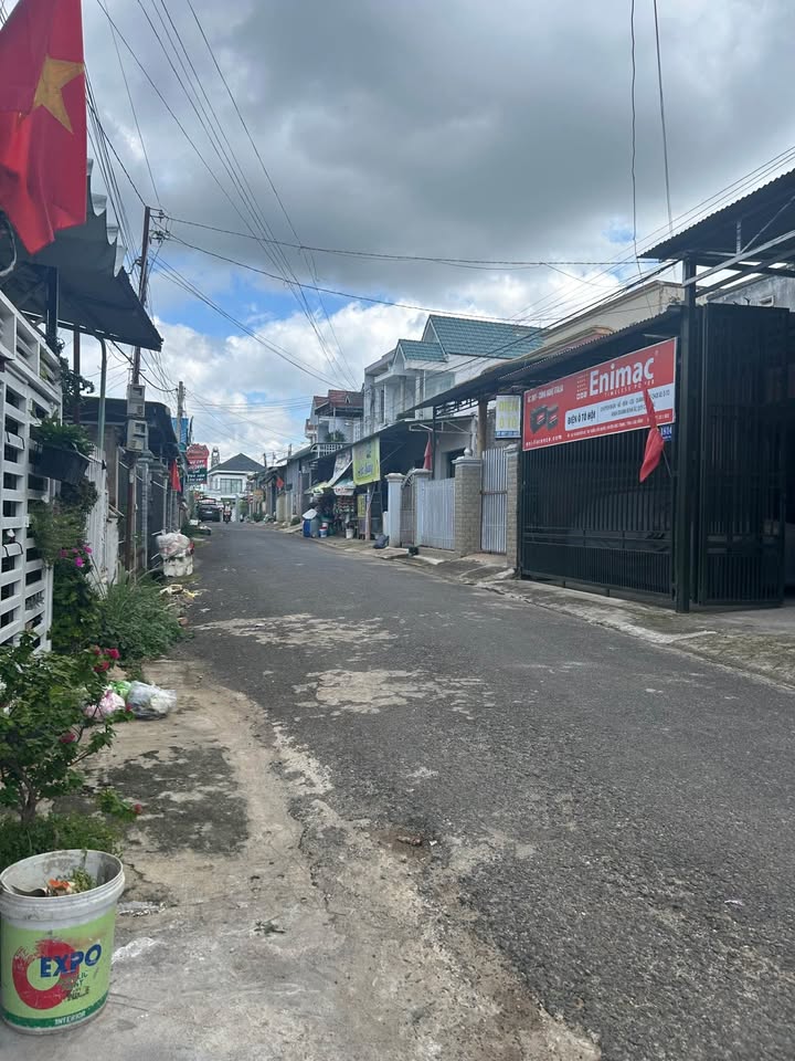 Bán đất tặng nhà cấp 4 Đức Trọng 300m² giá 5.5 tỷ - Vị trí đắc địa ngay trung tâm!