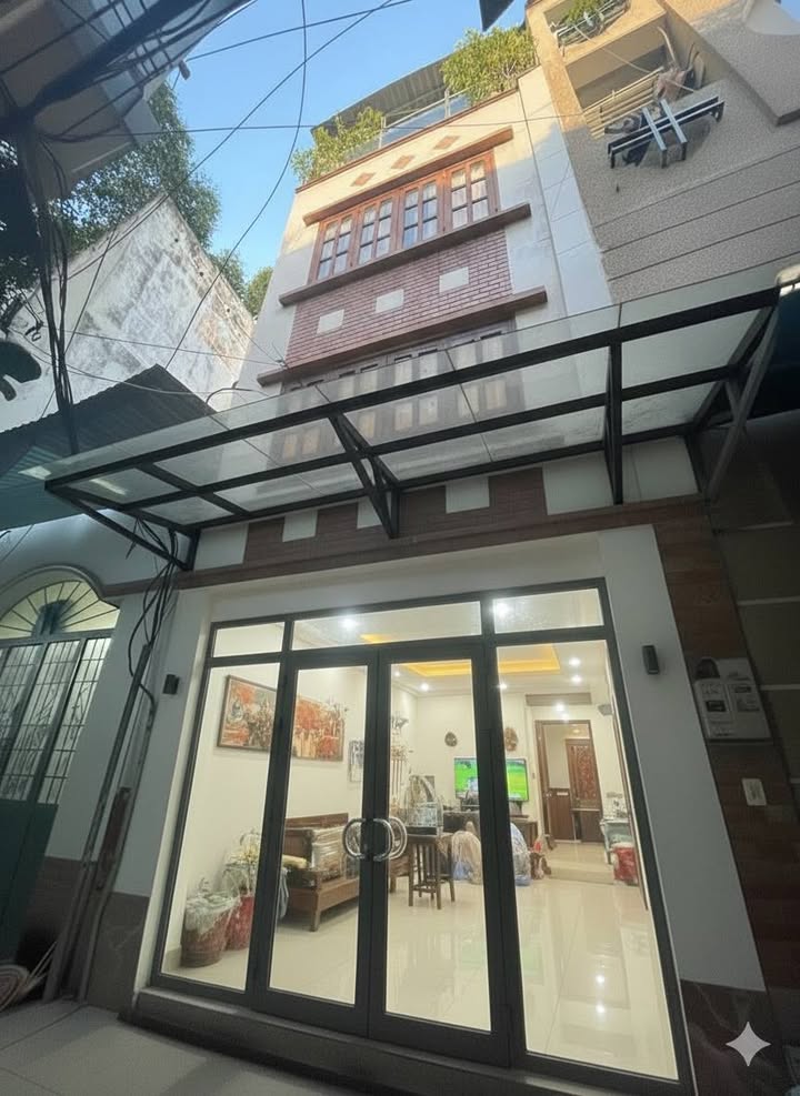 Nhà phố Trường Sa Quận 3 40m² giá 5 tỷ - Mặt tiền tiện lợi!