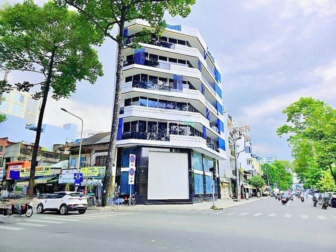 Cho thuê tòa nhà góc 2MT Nguyễn Chí Thanh 1000m² giá 270 triệu - Thang máy và hầm để xe