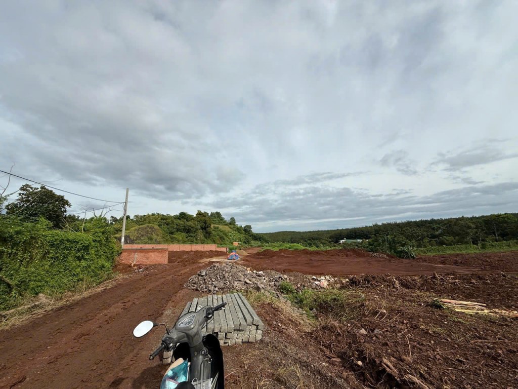 Đất thương mại dịch vụ 2400m² đối diện khu đô thị Ân Phú - Giá chỉ 4.5 tỷ thương lượng!