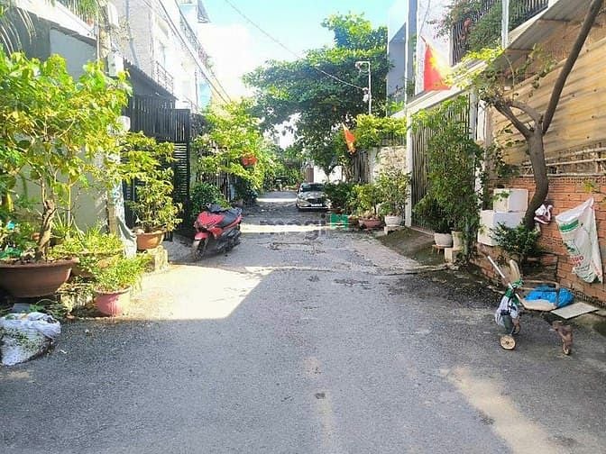 Nhà Gò Cát Quận 9 162m² giá 4.9 tỷ - Nhà 3 tầng thoáng mát, giá rẻ, chính chủ!