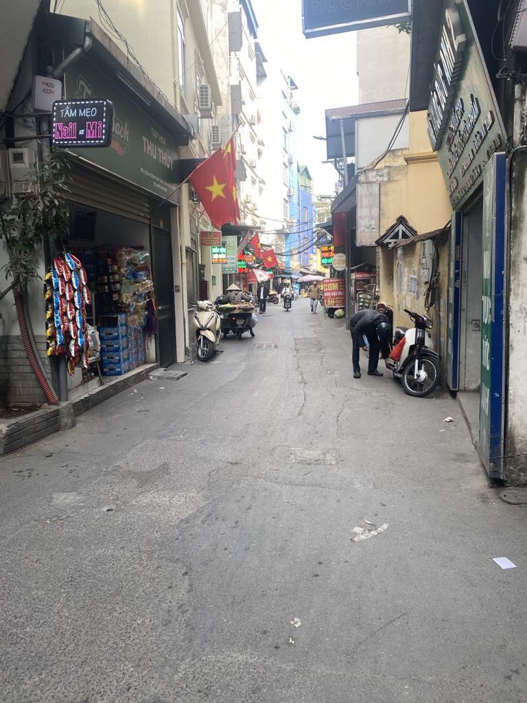 Nhà phố Cầu Giấy 162m² giá 45 tỷ - Kinh doanh đắt khách, ô tô đỗ cửa!