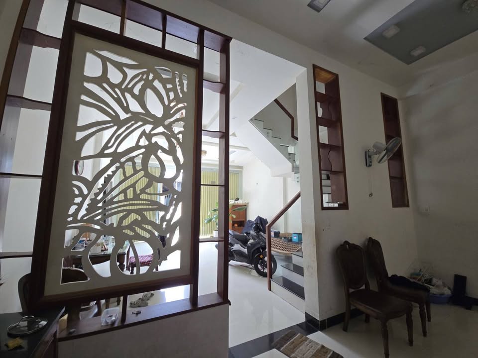 Nhà 2 Lầu Hẻm 192 Đường Trần Hưng Đạo, TP. Kon Tum 105m² giá 2 tỷ - Nhà mới 75%