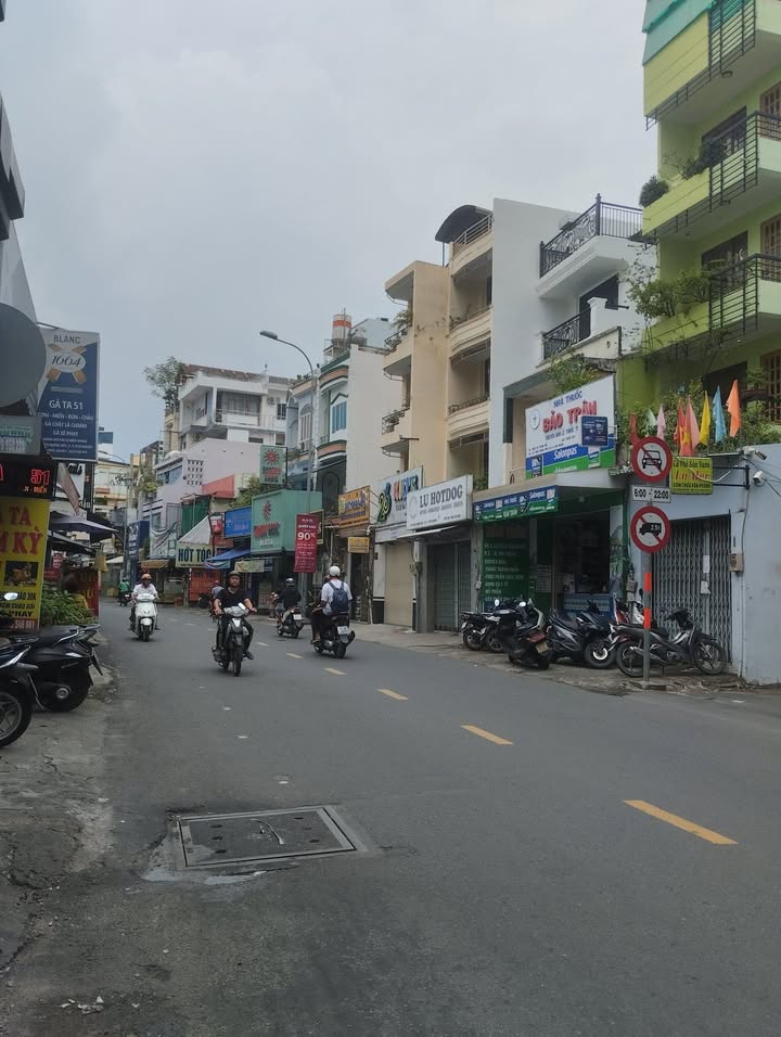 Nhà nguyên căn mặt tiền đường Thích Quảng Đức, quận Phú Nhuận - Khu vực kinh doanh sầm uất!