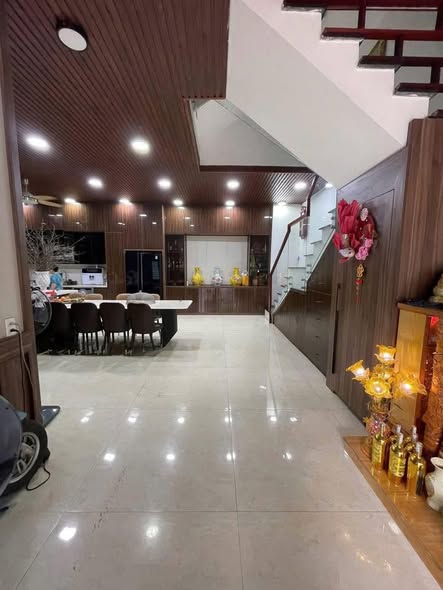 Biệt thự 3 tầng Hưng Bình 362m² giá 8 tỷ - Vị trí kinh doanh sầm uất!