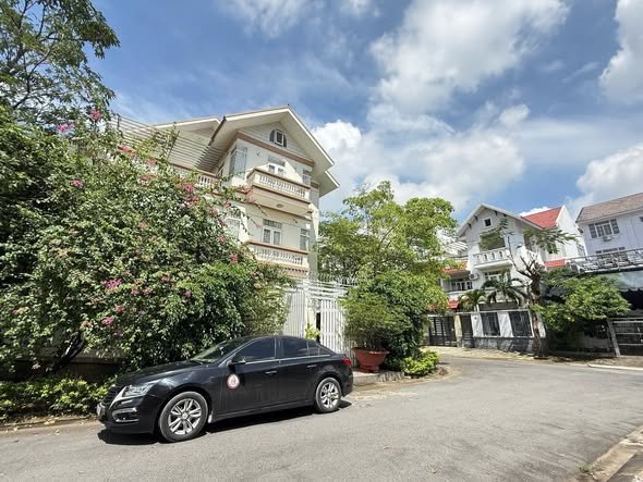 Biệt thự KDC Conic, Nguyễn Văn Linh 282m² giá 29.5 tỷ - 3 mặt tiền, thang máy