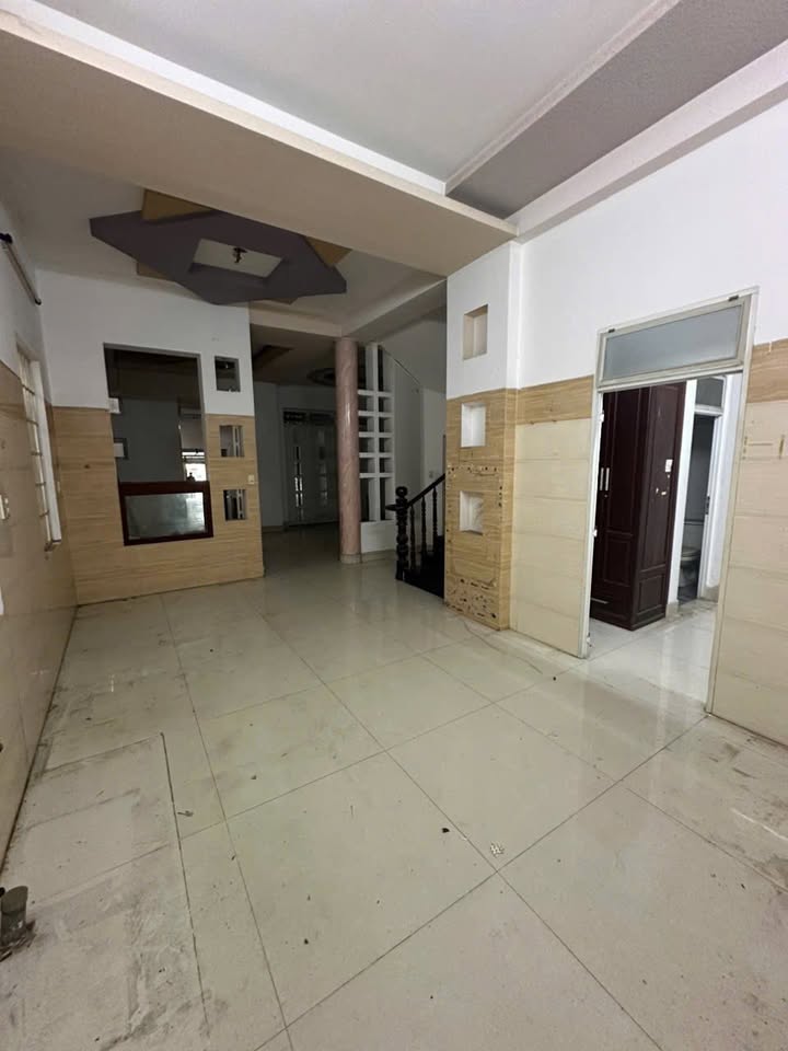 Nhà mặt tiền cho thuê đường Nguyễn Duy Trinh, Q2, 300m² - Vị trí đẹp, thuận tiện kinh doanh!