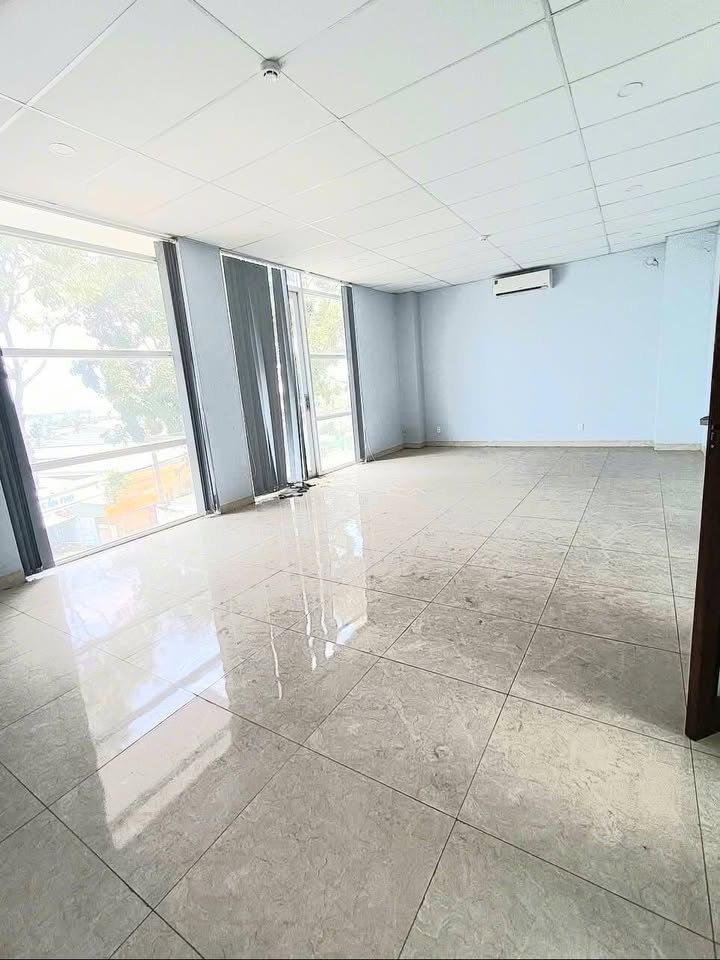 Tòa nhà cho thuê mặt tiền Nguyễn Văn Cừ, An Bình, 1080m² - Không gian rộng rãi, tiện nghi