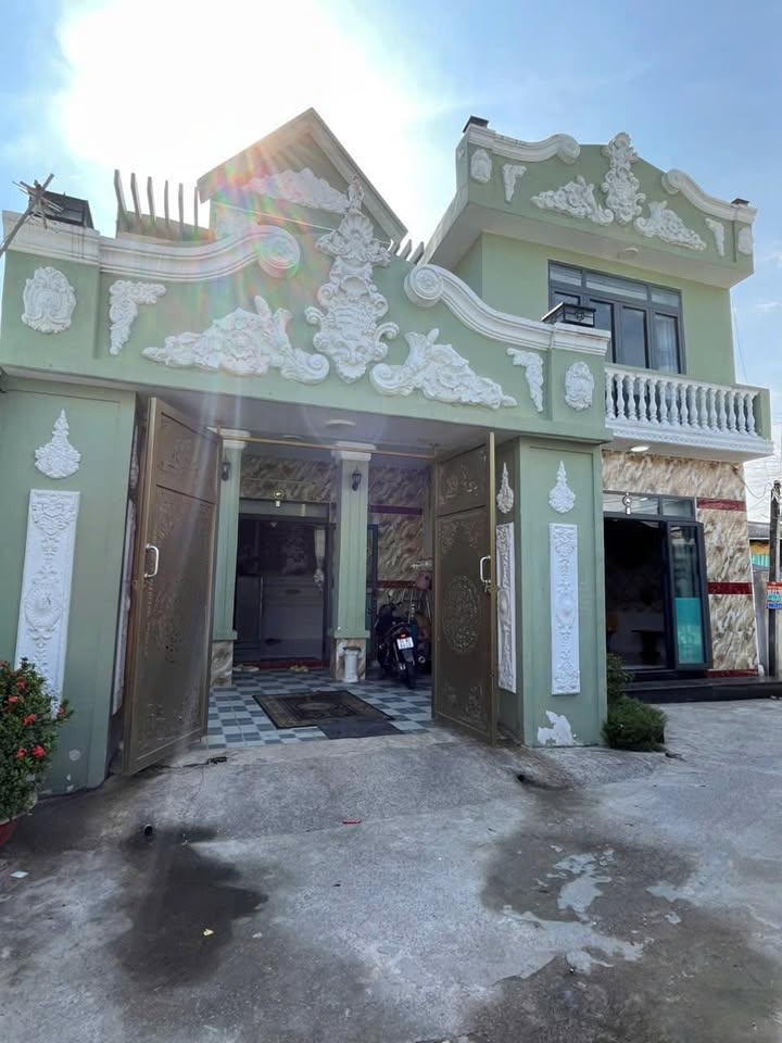 Nhà lầu chính chủ tại thị trấn Đức Hòa 98m² giá chỉ 2.1 tỷ - Cơ hội đầu tư hấp dẫn!