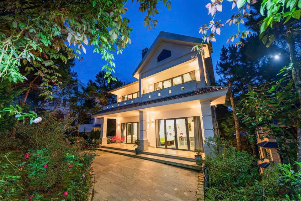 Villa Đà Lạt 1000m² giá thỏa thuận - Thiết kế hiện đại, sân cỏ rộng rãi!
