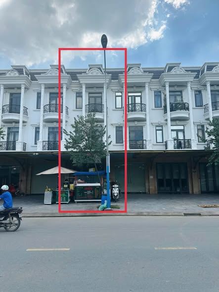 Nhà phố mặt tiền Nguyễn Thị Khắp, Dĩ An 80m² giá 6.5 tỷ - Kinh doanh sầm uất!