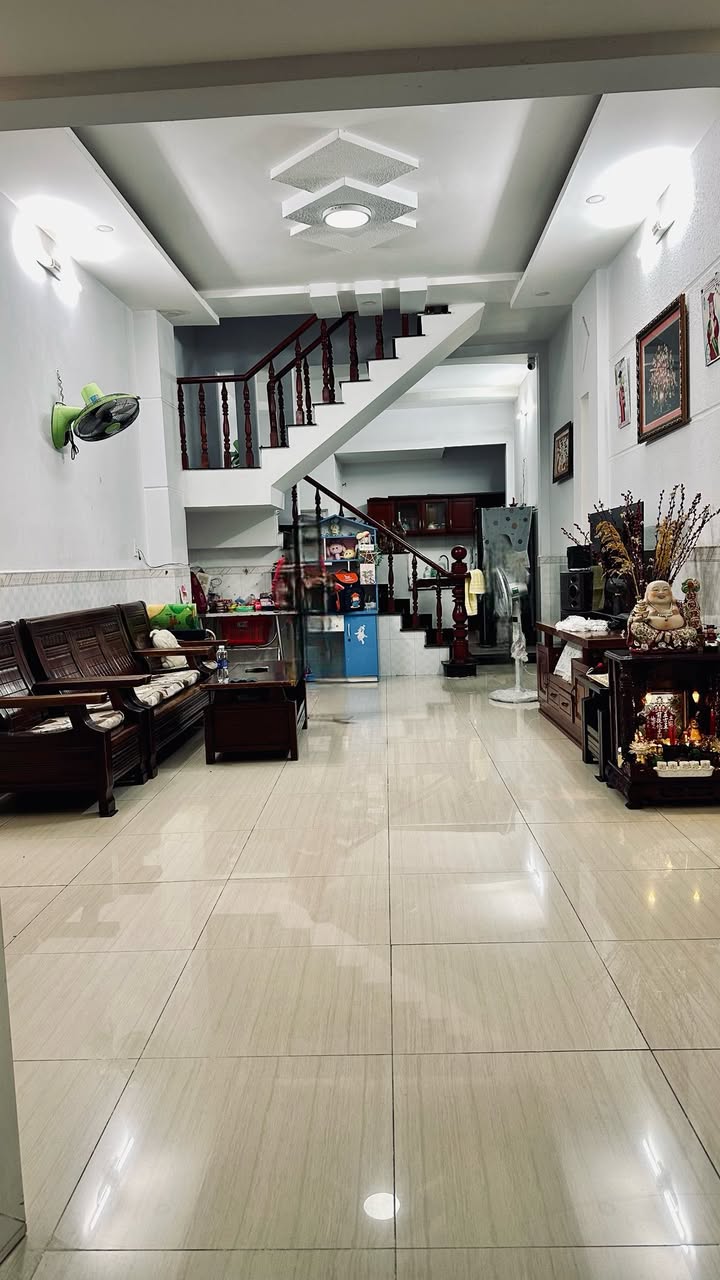 Nhà phố Hóc Môn 75m² giá 1.99 tỷ - Nhà đẹp, ban công thoáng mát!