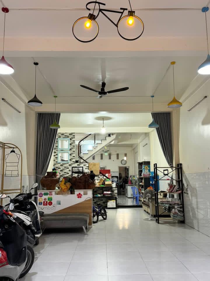 Nhà lầu 130m² tại Chợ Long Cang, Cần Đước - Giá chỉ 4.3 tỷ - Đầu tư sinh lời ngay!